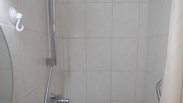 Douche, sĂšche-cheveux, serviettes fournies