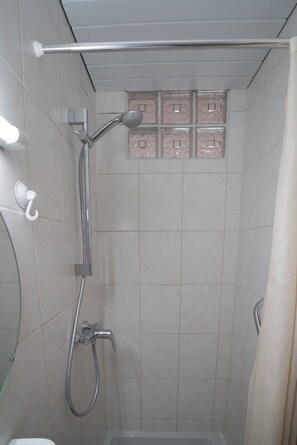 Een douche, een haardroger, handdoeken