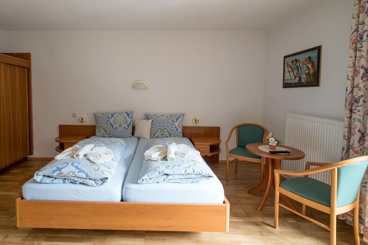 Habitación Confort doble | Caja fuerte, escritorio, wifi gratis y ropa de cama