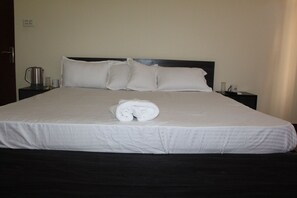 Deluxe Double Room, 1 Queen Bed, Bathtub, Valley View | Soundproofing, free WiFi, bed sheets - Cozy Home B & B (Lalitpur)