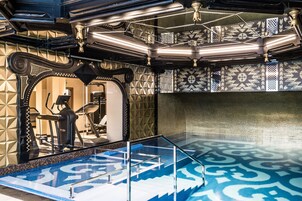 Una piscina cubierta