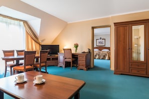 Estudio | Escritorio, tabla de planchar con plancha, wifi gratis y ropa de cama