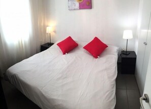 公寓, 2 間臥室, 露台 | 2 間臥室、書桌、遮光布/窗簾