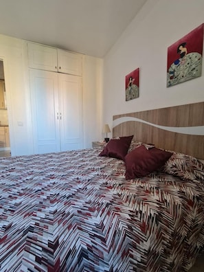 2 sovrum, skrivbord och mörkläggningsgardiner