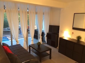 Leilighet, 2 soverom, terrasse | Oppholdsområde | Flatskjerm-TV