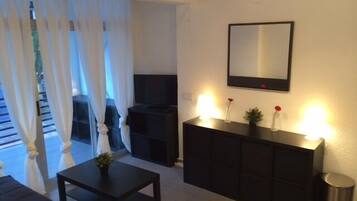 Apartamento, 2 habitaciones, terraza | Zona de estar | Una televisión de pantalla plana