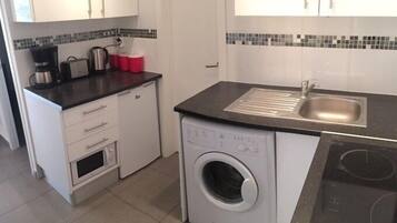 Apartamento, 2 habitaciones, terraza | Cocina privada | Frigorífico grande, microondas, lavavajillas y utensilios de cocina