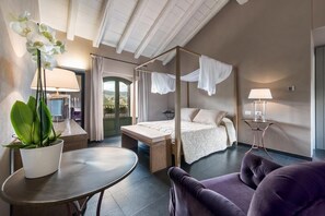 A bedroom with a four-poster bed, a bedside table, a chair, and a potted plant. - Cavanera Etnea - Resort & Wine Experience (Castiglione di Sicilia)
