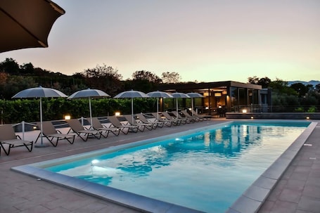 Piscine. Cavanera Etnea - Resort & Wine Experience