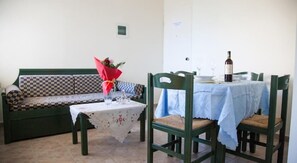 Apartamento, 1 habitación, vistas al mar | Zona de estar | Una televisión de pantalla plana