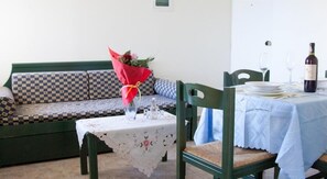 apartman, 1 hálószobával, kilátással a tengerre | Nappalirész | Síkképernyős tévé