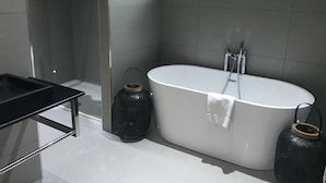 Deep soaking bathtub - Fornham Park (Bury St Edmunds)