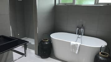 Deep soaking bathtub