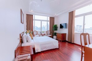 Minibar, safe på rommet, blendingsgardiner og strykejern/-brett