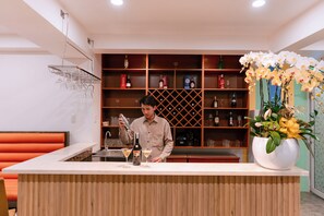 Bar tepi kolam renang