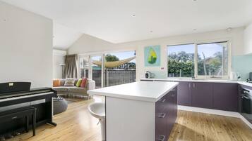 Full-sized fridge, microwave, oven, stovetop