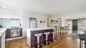 Full-sized fridge, microwave, oven, stovetop