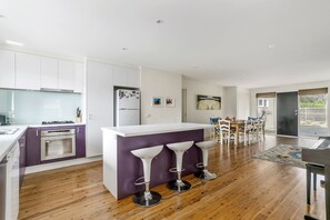 Full-size fridge, microwave, oven, stovetop