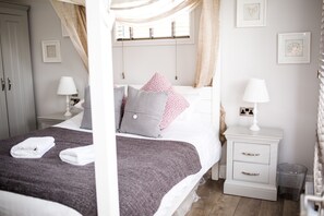 Iron/ironing board, cots/infant beds, WiFi
