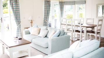 Flat-screen TV, DVD player, MP3 dock