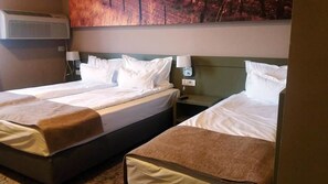 Seprai premium, minibar, brankas, dan meja kerja
