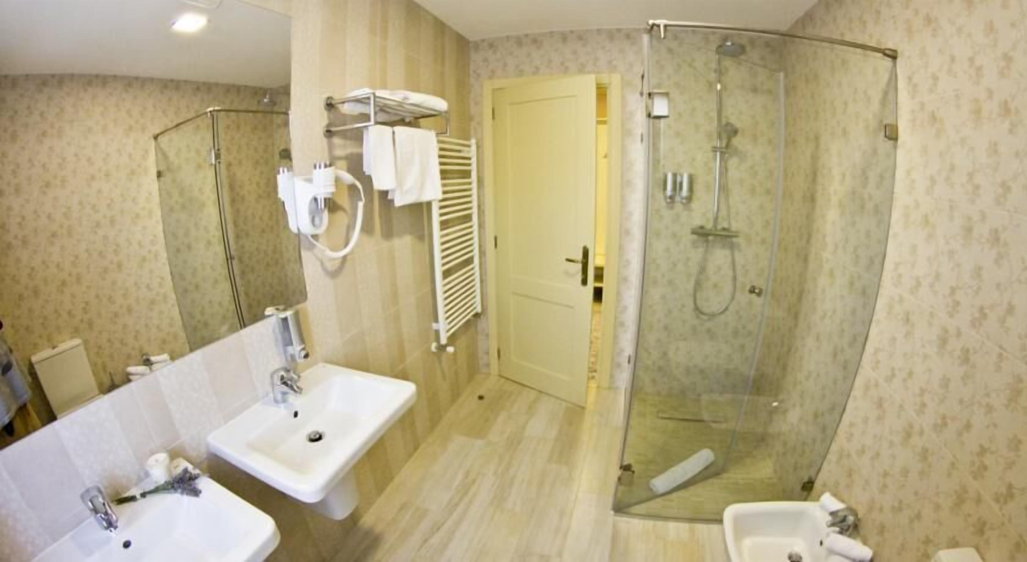 One-Bedroom Suite  | Bad | Dusj, toalettartikler (inkludert), tøfler og håndklær