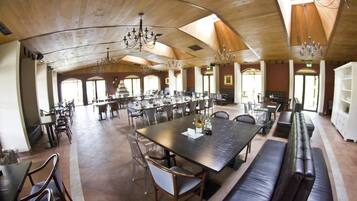 Breakfast, lunch and dinner served