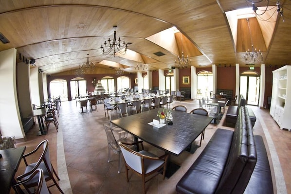 Breakfast, lunch and dinner served - Pensiunea Sarea-n Bucate (Turda)