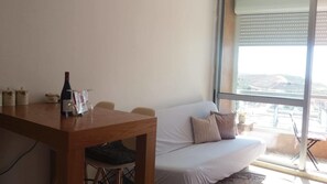 تلفزيون إل سي دي بحجم 42-بوصة يعرض قنوات تلفزيونية باشتراك مدفوع