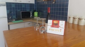 Full-sized fridge, microwave, coffee/tea maker, electric kettle - Cozy Sea View Apartment (Bat Yam)