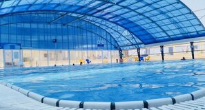 من حمّامات السباحة المغطاة