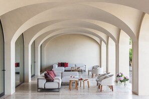 Coin salon dans le hall