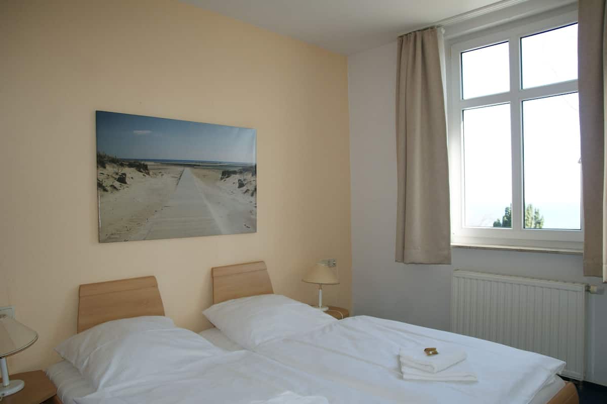 Appartement, 2 slaapkamers | Een strijkplank/strijkijzer, babybedden, gratis wifi