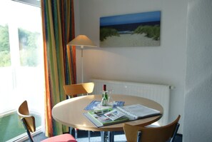 Studio | Ruokailu omassa huoneessa