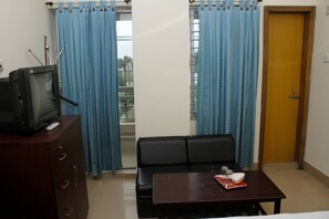 디럭스 더블룸 | 거실 공간 | 평면 TV