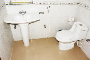 Chambre Familiale Double ou avec lits jumeaux | Salle de bain | Douche, articles de toilette gratuits, serviettes fournies