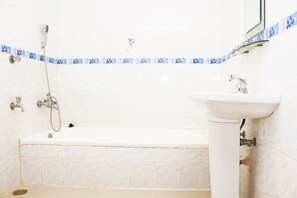 Dusche, kostenlose Toilettenartikel, Handtücher