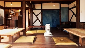 Una habitación japonesa tradicional con esteras de tatami, mobiliario de madera y un equipo de calefacción central.