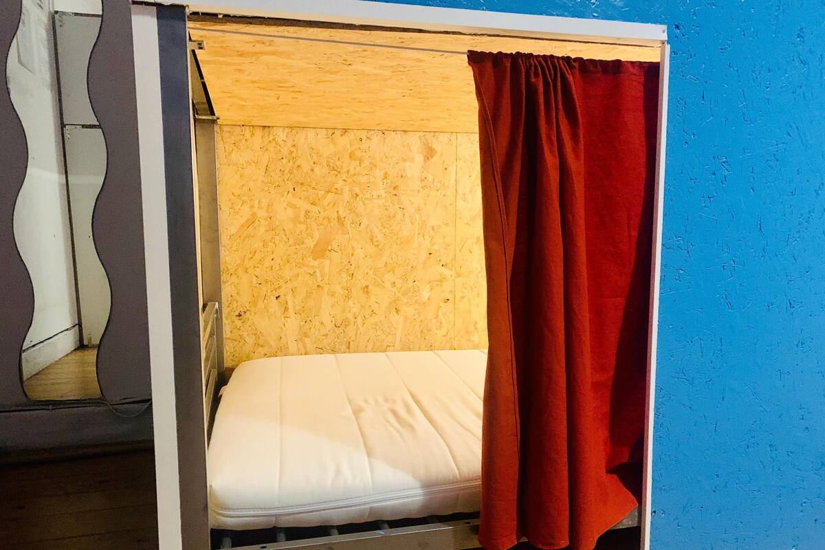 Dormitorio compartido económico | Wifi gratis y ropa de cama