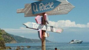 A wooden signpost with multiple directional arrows on a beach, pointing to various destinations. - Hotel Il Cefalo (Castellabate)