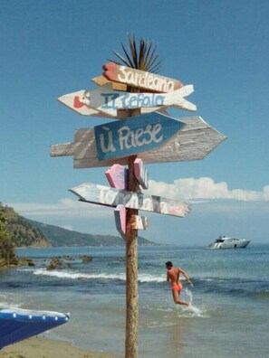 Sillas reclinables de playa, sombrillas