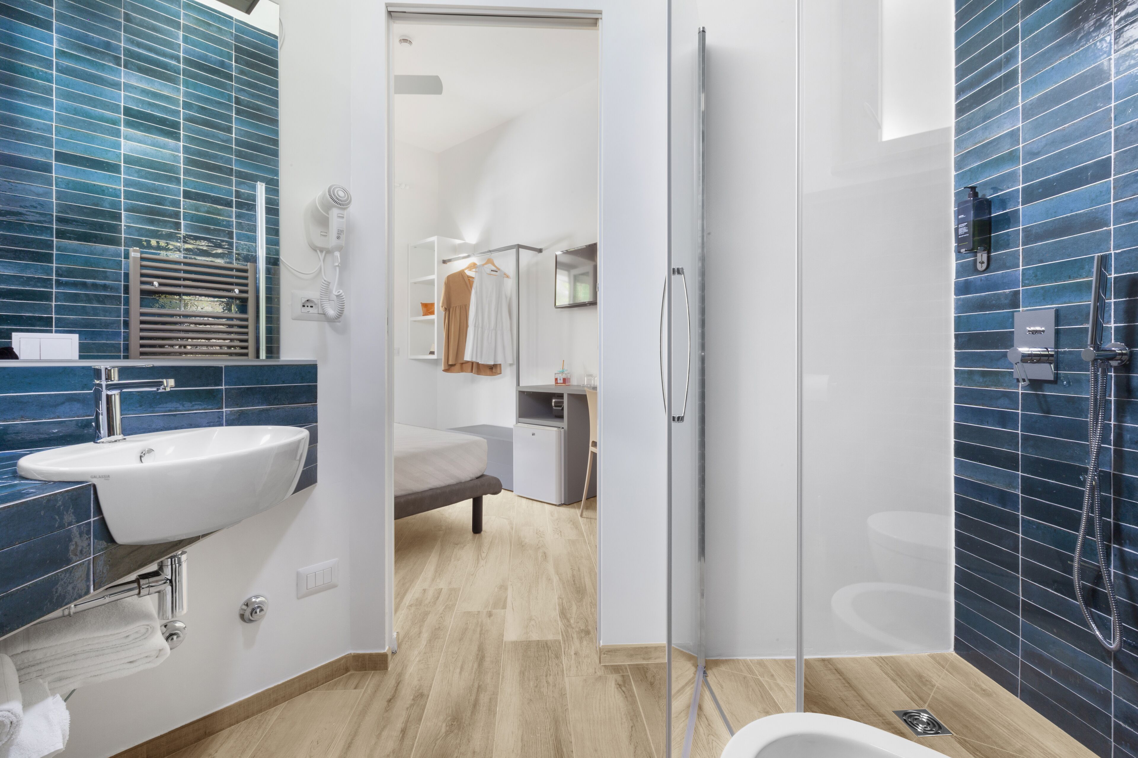 standard double room, private bathroom | bathroom | shower, rainfall showerhead, free toiletries, hair dryer