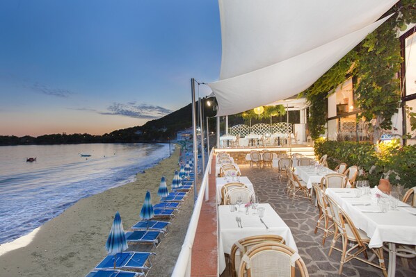 Se sirven desayunos, comidas, cenas y cocina local con vista a la playa