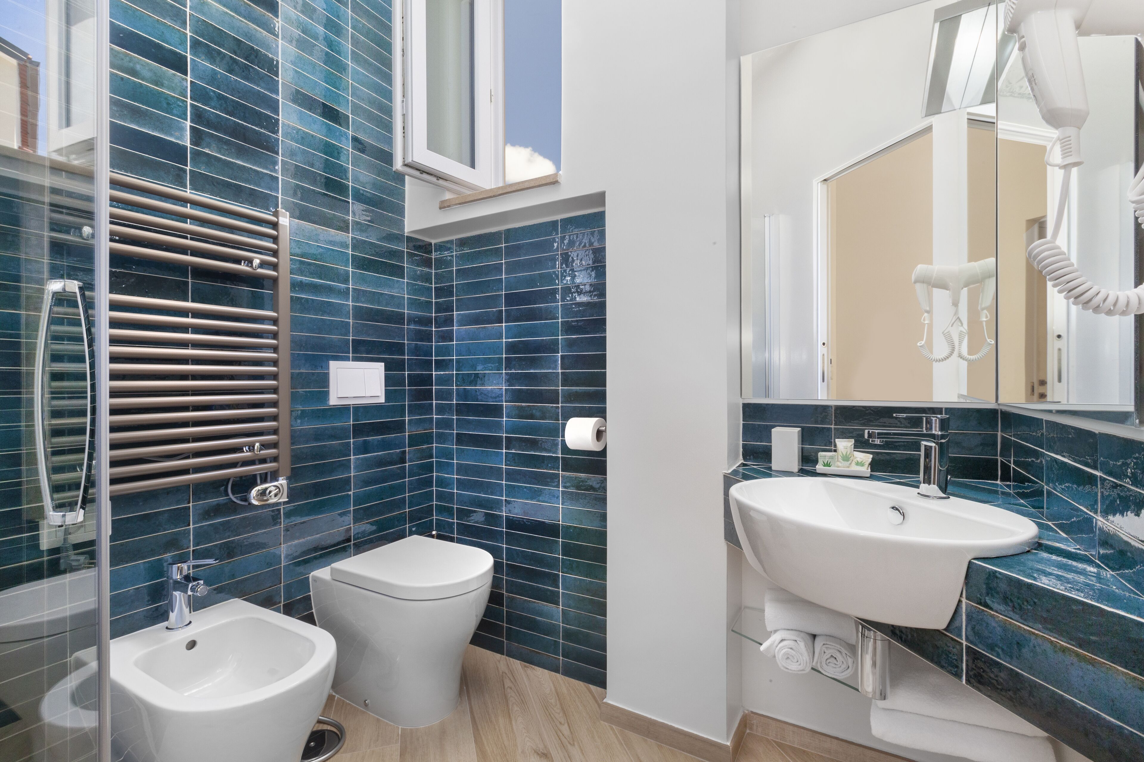 standard double room, private bathroom | bathroom | shower, rainfall showerhead, free toiletries, hair dryer