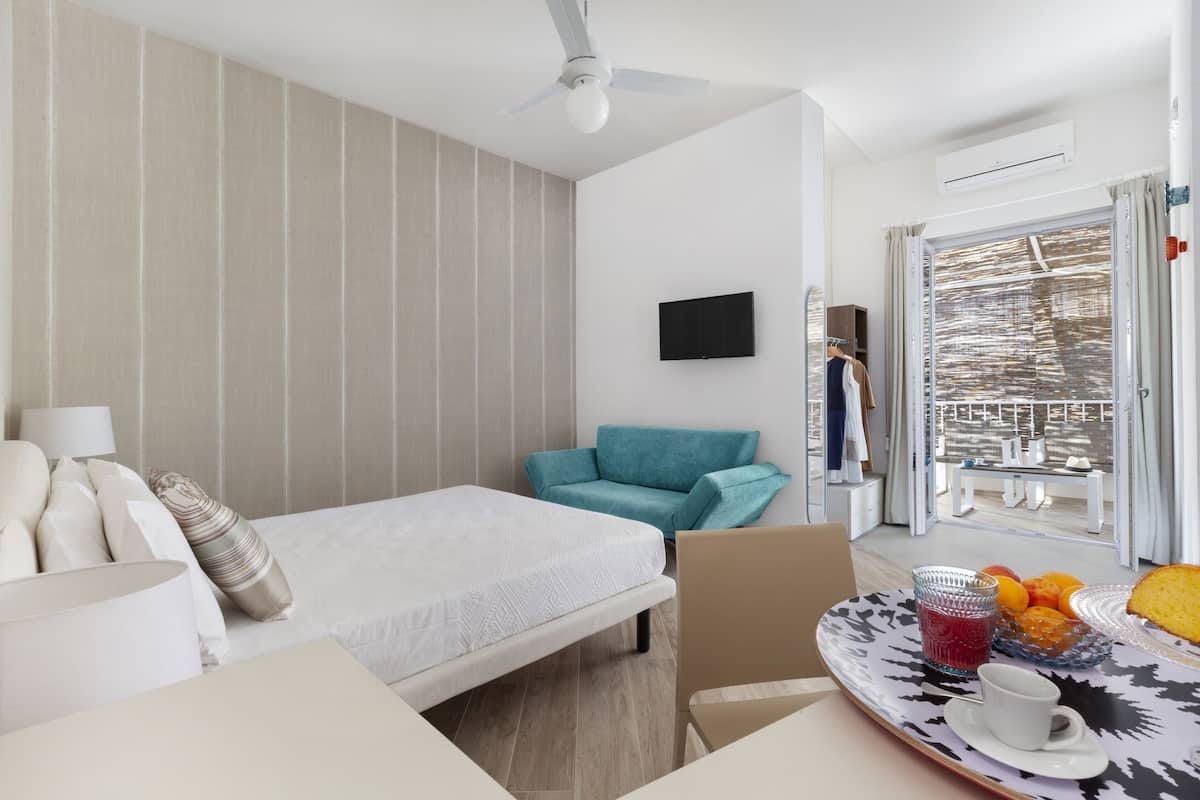 Klassieke kamer, 1 slaapkamer, privébadkamer, gedeeltelijk uitzicht op zee | 1 slaapkamer, luxe beddengoed, donzen dekbedden