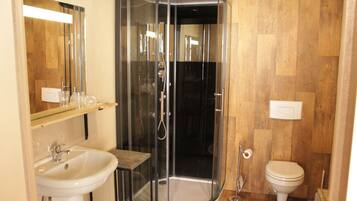 Chambre Double Supérieure | Salle de bain | Douche, articles de toilette gratuits, sèche-cheveux