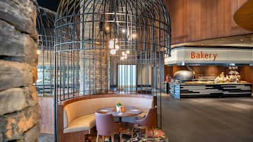 9 restaurants, breakfast, lunch, dinner served; international cuisine