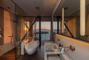 Pina Villa | Salle de bain | Douche, articles de toilette de luxe, sèche-cheveux, peignoirs