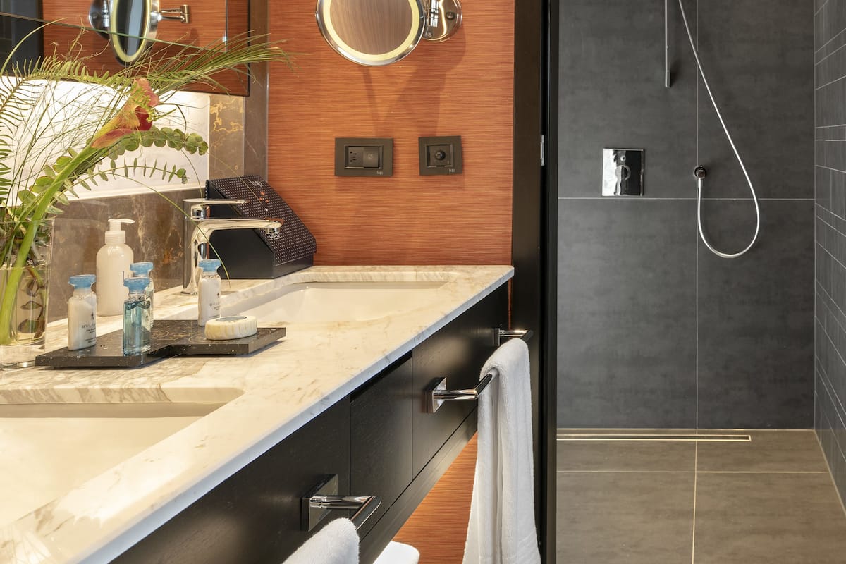 Suihku, designer-hygieniatuotteet, hiustenkuivaaja, kylpytakit