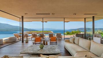 Sunset Presidential Villa 5 Bedrooms | Premium bedding, Tempur-Pedic beds, free minibar items, in-room safe